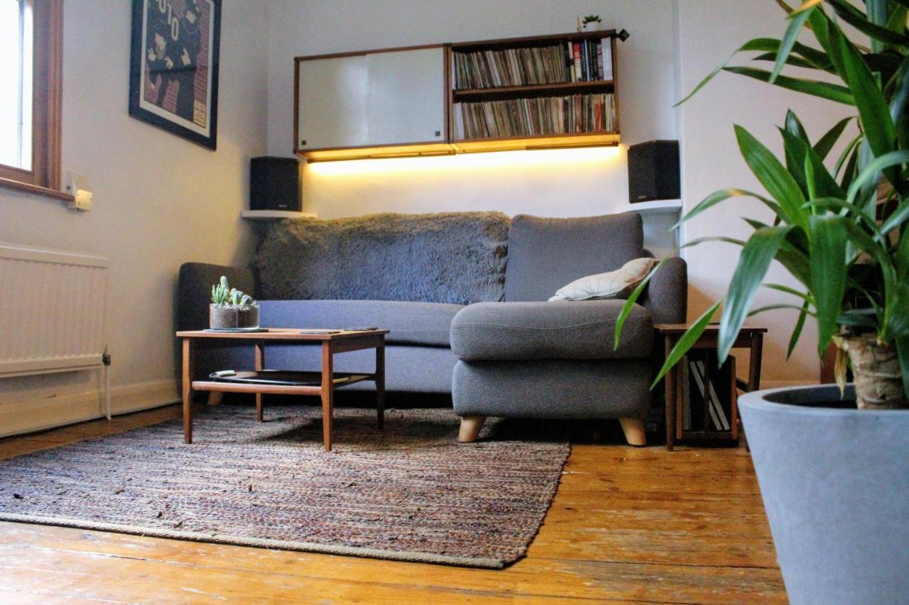 Traditional Victorian 2 Bed In Cobbled Street + Mod Cons - Full Home London Exterior photo